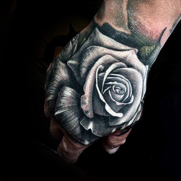 tatuaje increible mano para hombre 33