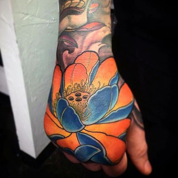 tatuaje increible mano para hombre 37