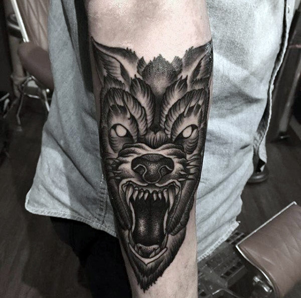 tatuaje lobo antebrazo para hombre 20