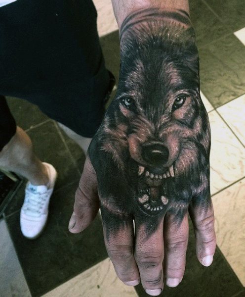 tatuaje lobo para hombre 37