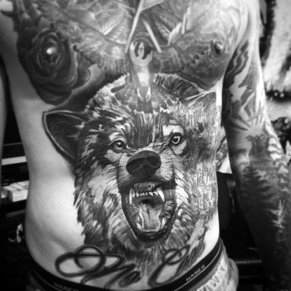 tatuaje lobo pecho para hombre 16