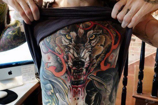 tatuaje lobo pecho para hombre 19