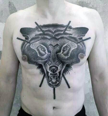 tatuaje lobo pecho para hombre 20