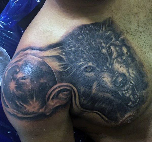 tatuaje lobo pecho para hombre 23