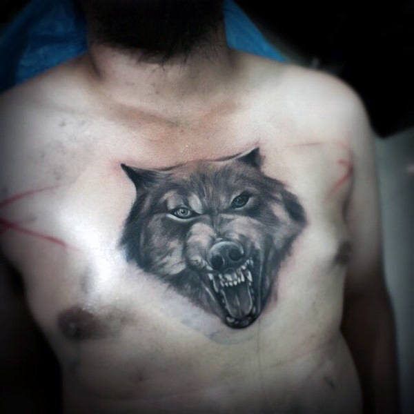 tatuaje lobo pecho para hombre 26