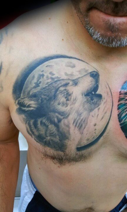 tatuaje lobo pecho para hombre 27