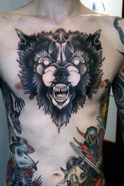 tatuaje lobo pecho para hombre 35