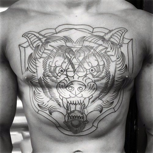 tatuaje lobo pecho para hombre 52