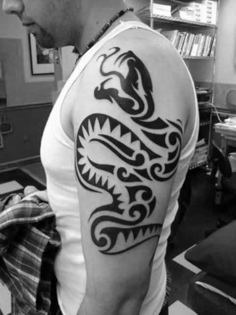 tatuaje serpiente tribal para hombre 01