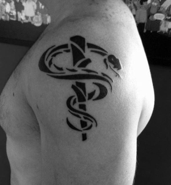 tatuaje serpiente tribal para hombre 10