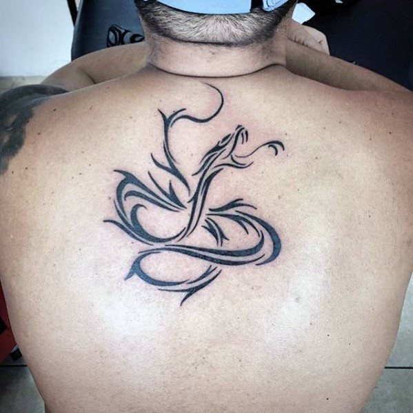 tatuaje serpiente tribal para hombre 11