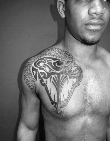 tatuaje serpiente tribal para hombre 12