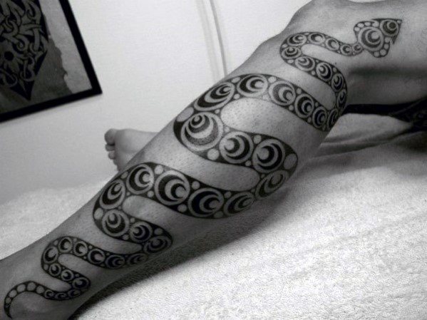 tatuaje serpiente tribal para hombre 13