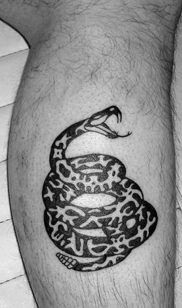 tatuaje serpiente tribal para hombre 15