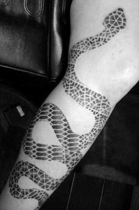 tatuaje serpiente tribal para hombre 19