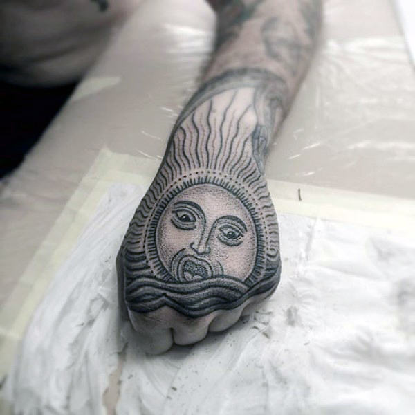 tatuaje sol para hombre 04
