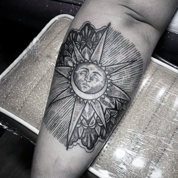 tatuaje sol para hombre 40