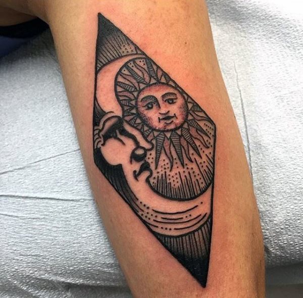 tatuaje sol para hombre 63
