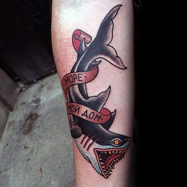 tatuaje tiburon old school para hombre 06