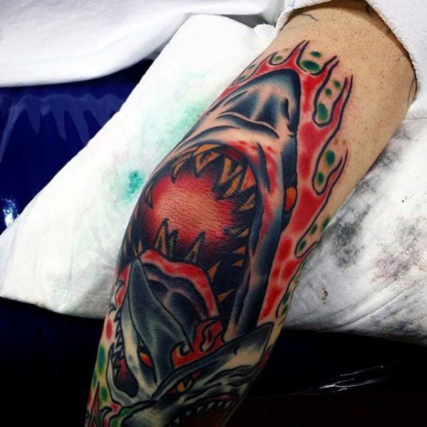 tatuaje tiburon old school para hombre 14