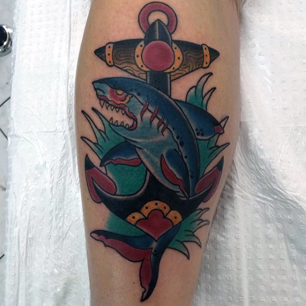 tatuaje tiburon old school para hombre 20