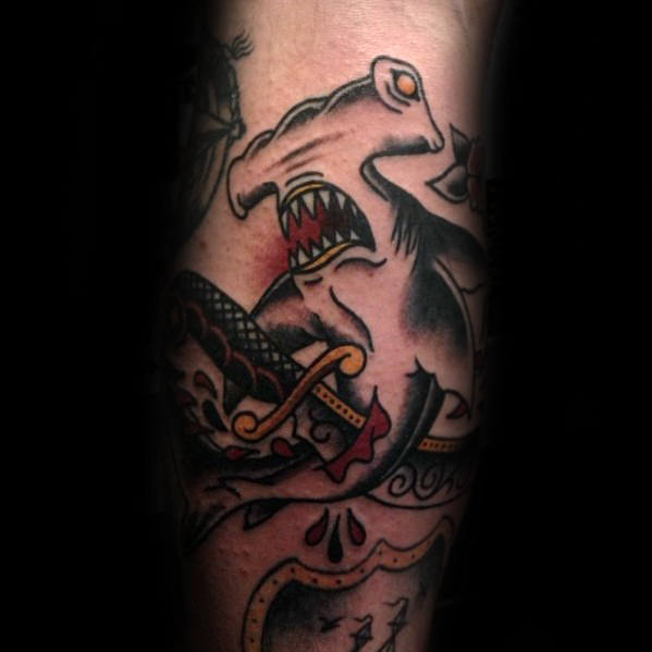 tatuaje tiburon old school para hombre 21