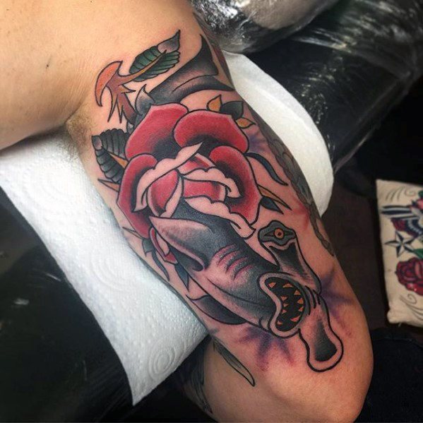tatuaje tiburon old school para hombre 22
