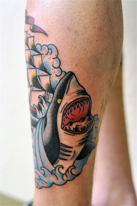 tatuaje tiburon old school para hombre 26