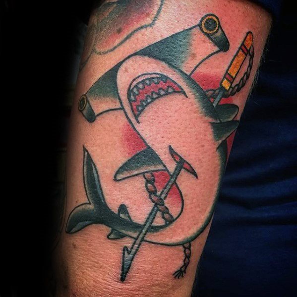tatuaje tiburon old school para hombre 28