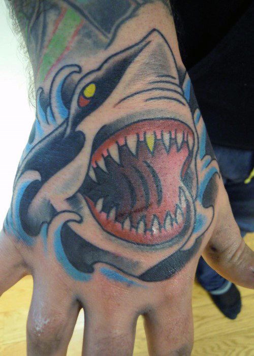 tatuaje tiburon old school para hombre 36