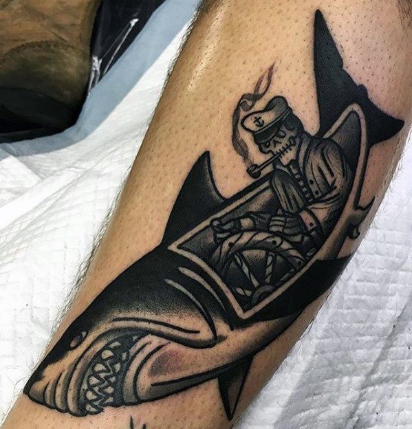 tatuaje tiburon old school para hombre 56