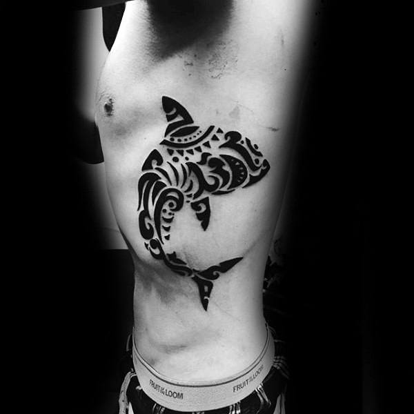 tatuaje tribal costillas para hombre 01