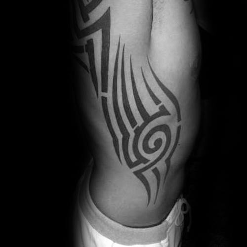tatuaje tribal costillas para hombre 03