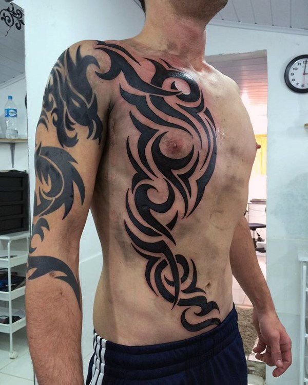 tatuaje tribal costillas para hombre 04