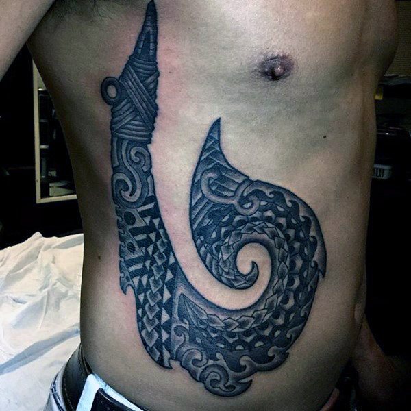 tatuaje tribal costillas para hombre 05