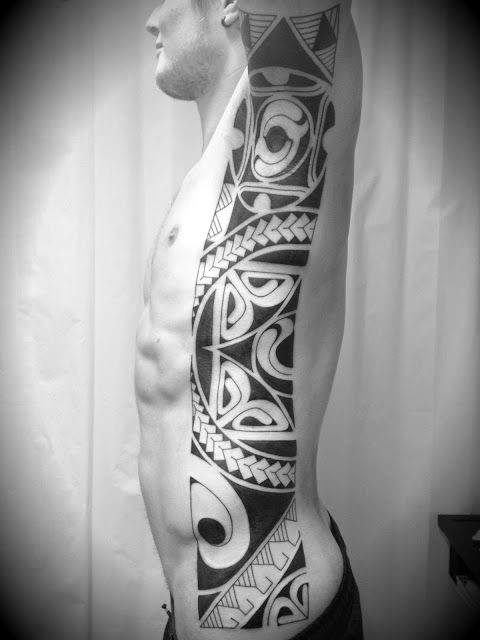 tatuaje tribal costillas para hombre 07