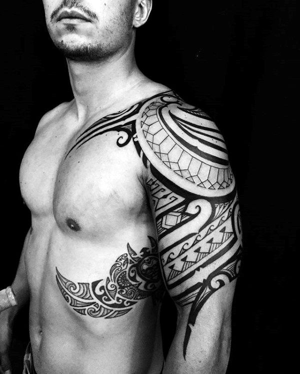 tatuaje tribal costillas para hombre 08