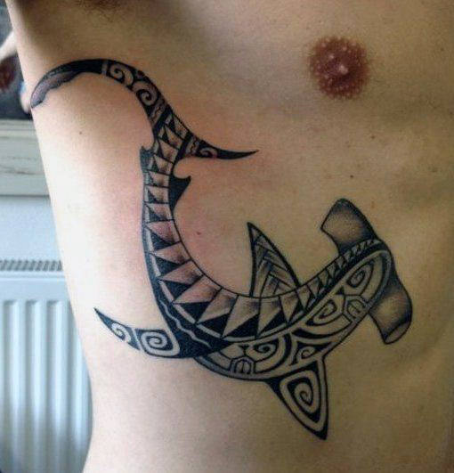 tatuaje tribal costillas para hombre 09