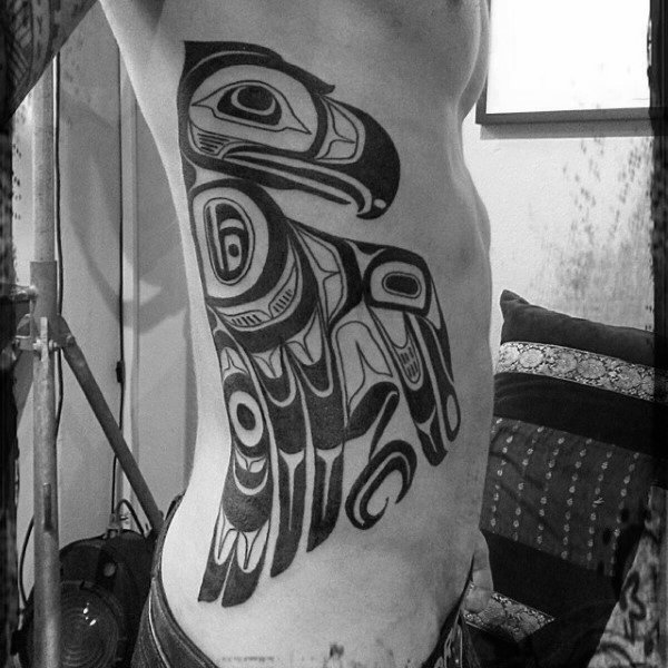 tatuaje tribal costillas para hombre 10