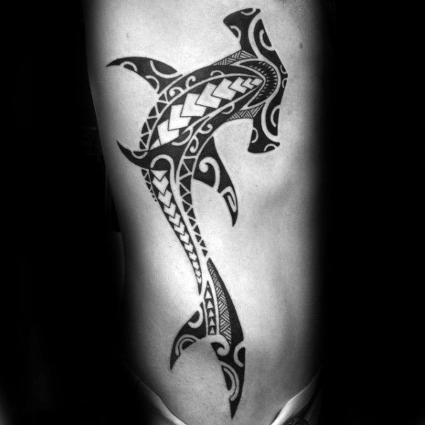 tatuaje tribal costillas para hombre 14