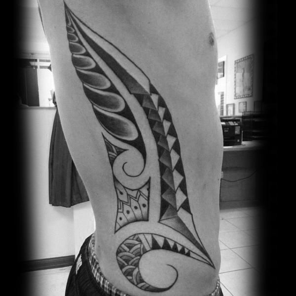 tatuaje tribal costillas para hombre 15