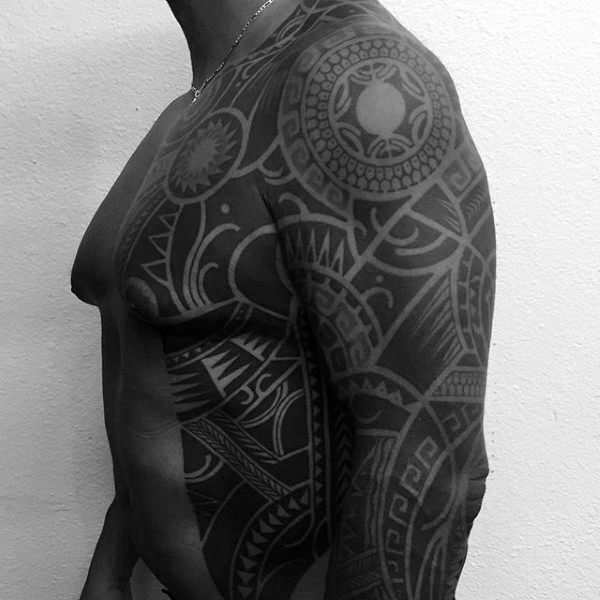 tatuaje tribal costillas para hombre 16