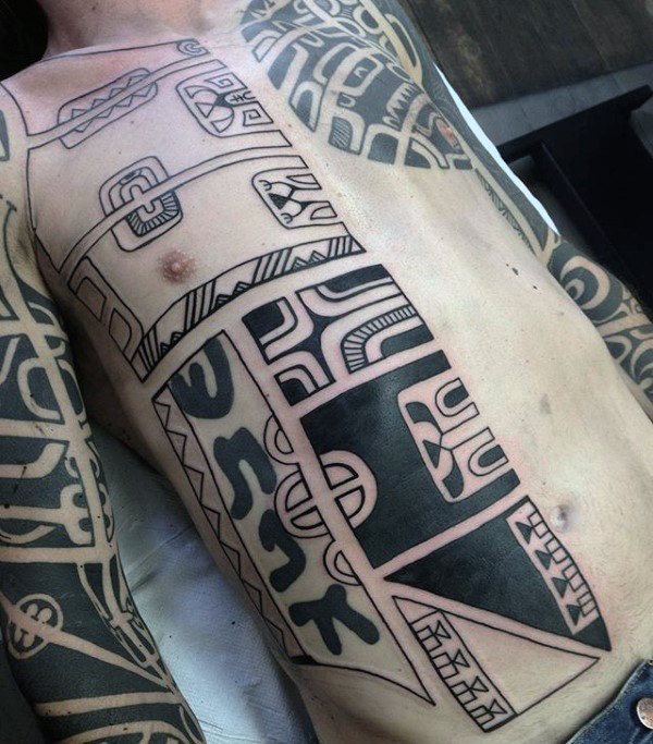 tatuaje tribal costillas para hombre 17