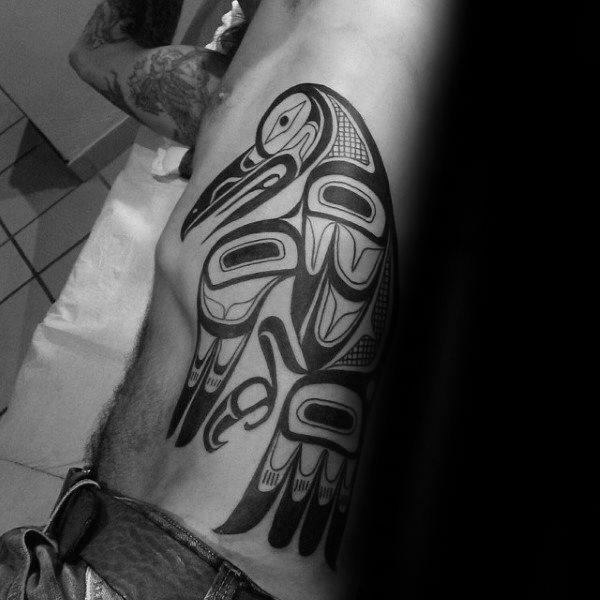 tatuaje tribal costillas para hombre 20