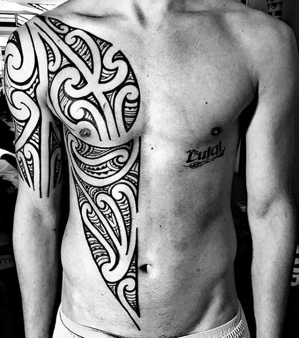 tatuaje tribal costillas para hombre 21