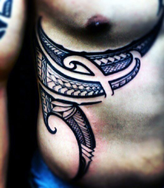 tatuaje tribal costillas para hombre 22