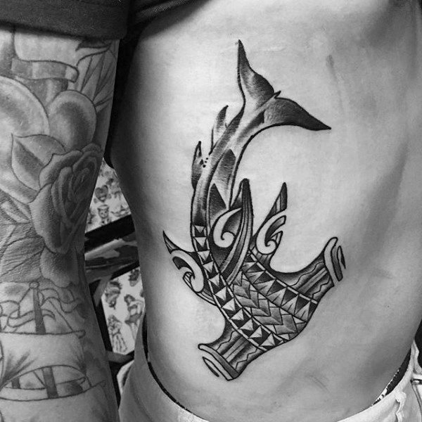 tatuaje tribal costillas para hombre 25