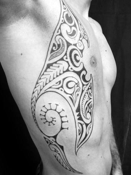 tatuaje tribal costillas para hombre 28