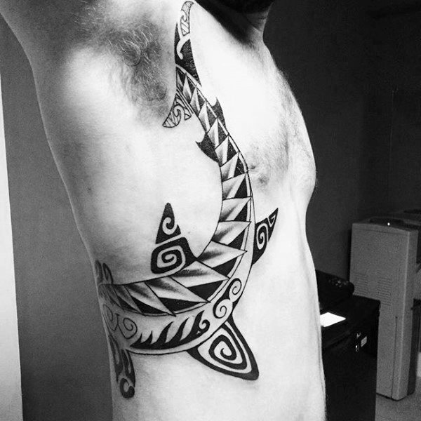 tatuaje tribal costillas para hombre 30