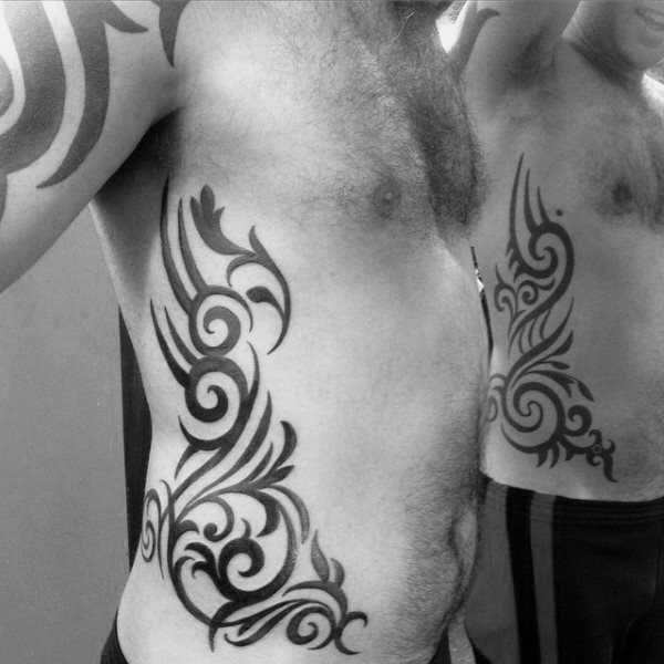 tatuaje tribal costillas para hombre 31